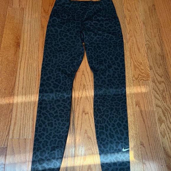 Nike cheetah print leggings - Picture 1 of 4